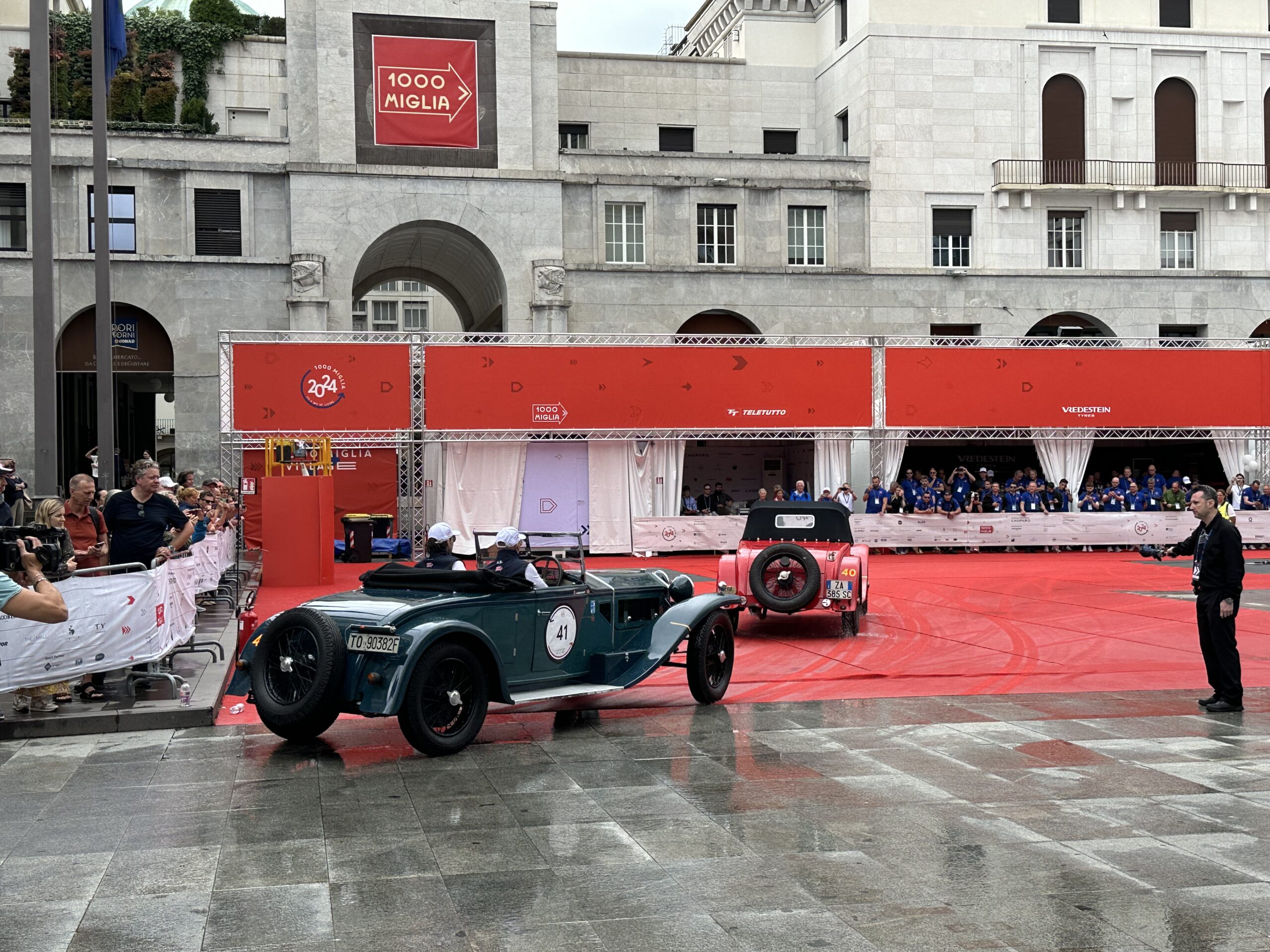 Partenza delle MilleMiglia 2025 da piazza della Vittoria di Brescia