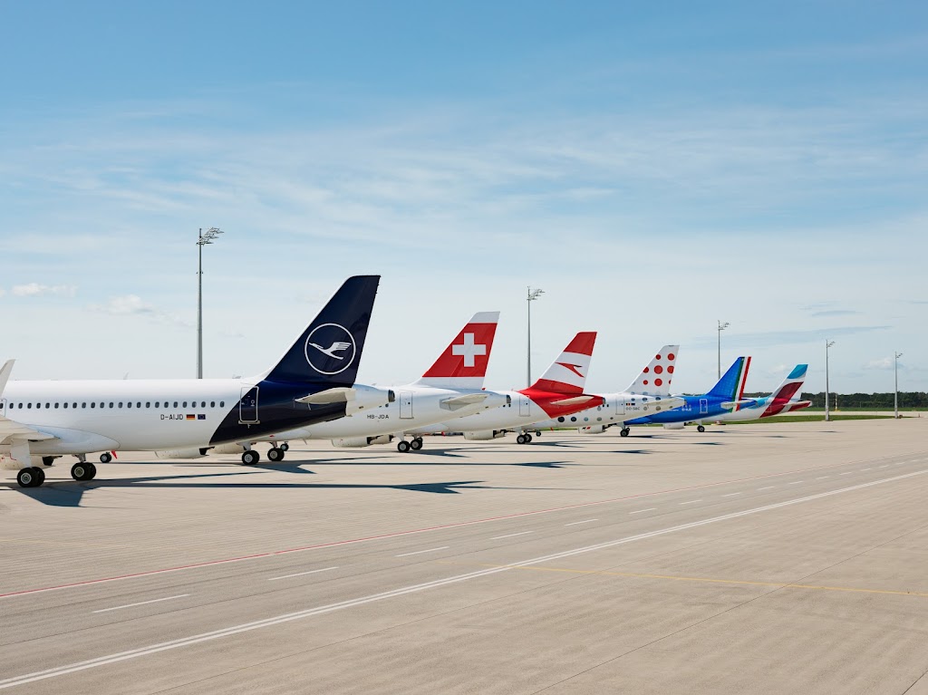 Aerei delle compagnie del Gruppo Lufthansa allineati sulla pista di un aeroporto.