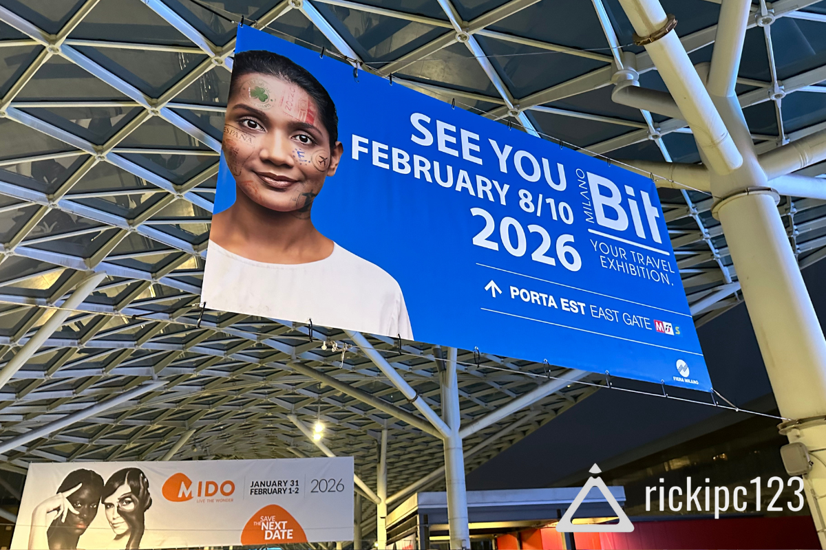 Banner sospeso alla Fiera Milano Rho con la data della BIT 2026.