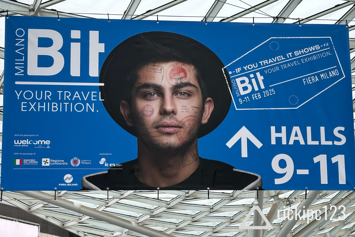 Banner promozionale della BIT 2025 esposto sul Ponte dei Mari a Fiera Milano Rho, con il claim "Your Travel Exhibition" e le date dell’evento dal 9 all’11 febbraio 2025.