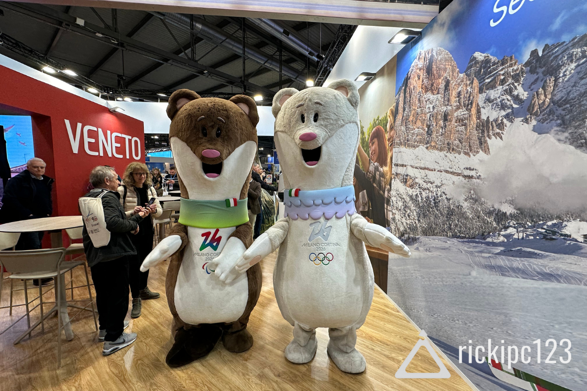 Le mascotte delle Olimpiadi e Paralimpiadi Invernali Milano-Cortina 2026 allo stand del Veneto durante la BIT 2025.