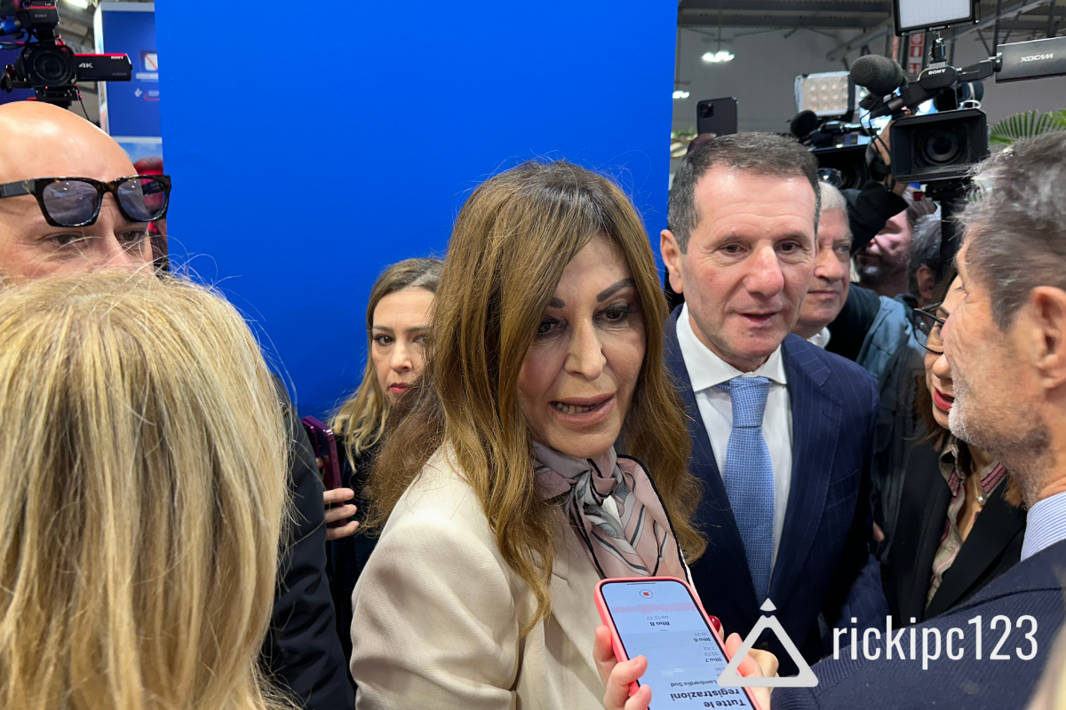 La Ministra del Turismo Daniela Santanchè alla BIT 2025, tra il pubblico e i media. Nella foto è presente anche Sandro Pappalardo di ITA Airways.