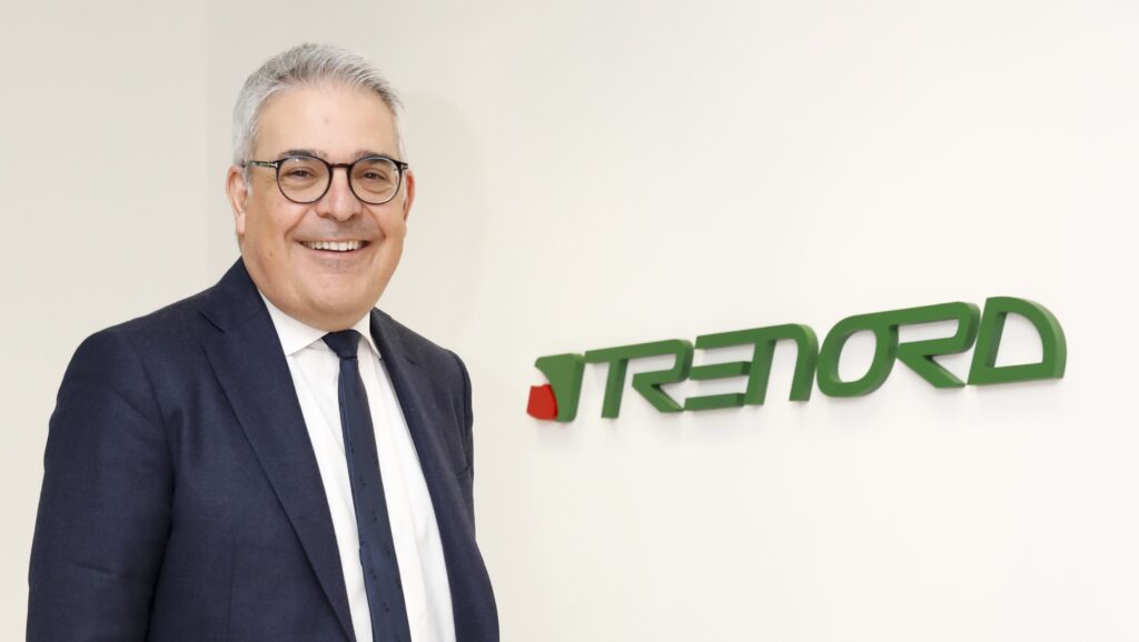 Andrea Severini, nuovo Amministratore Delegato di Trenord, davanti al logo dell’azienda.