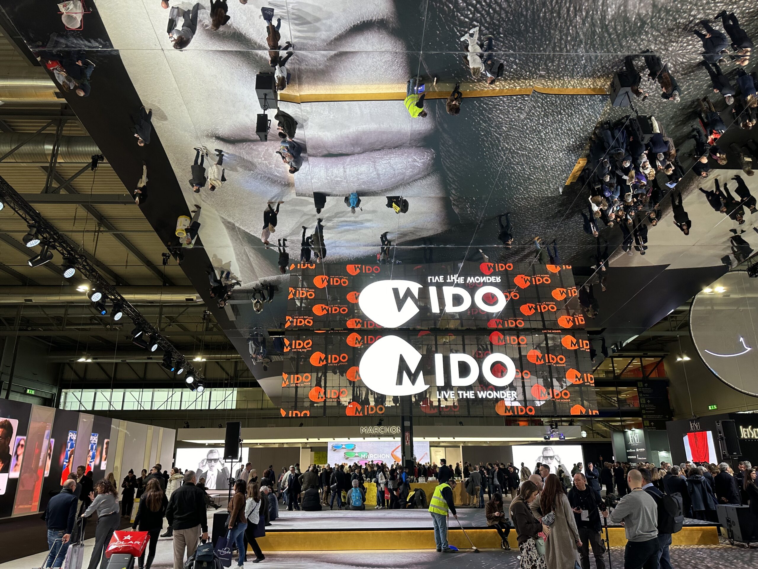 Grande installazione LED a MIDO 2025 con schermi riflettenti che creano un effetto immersivo per i visitatori della fiera.