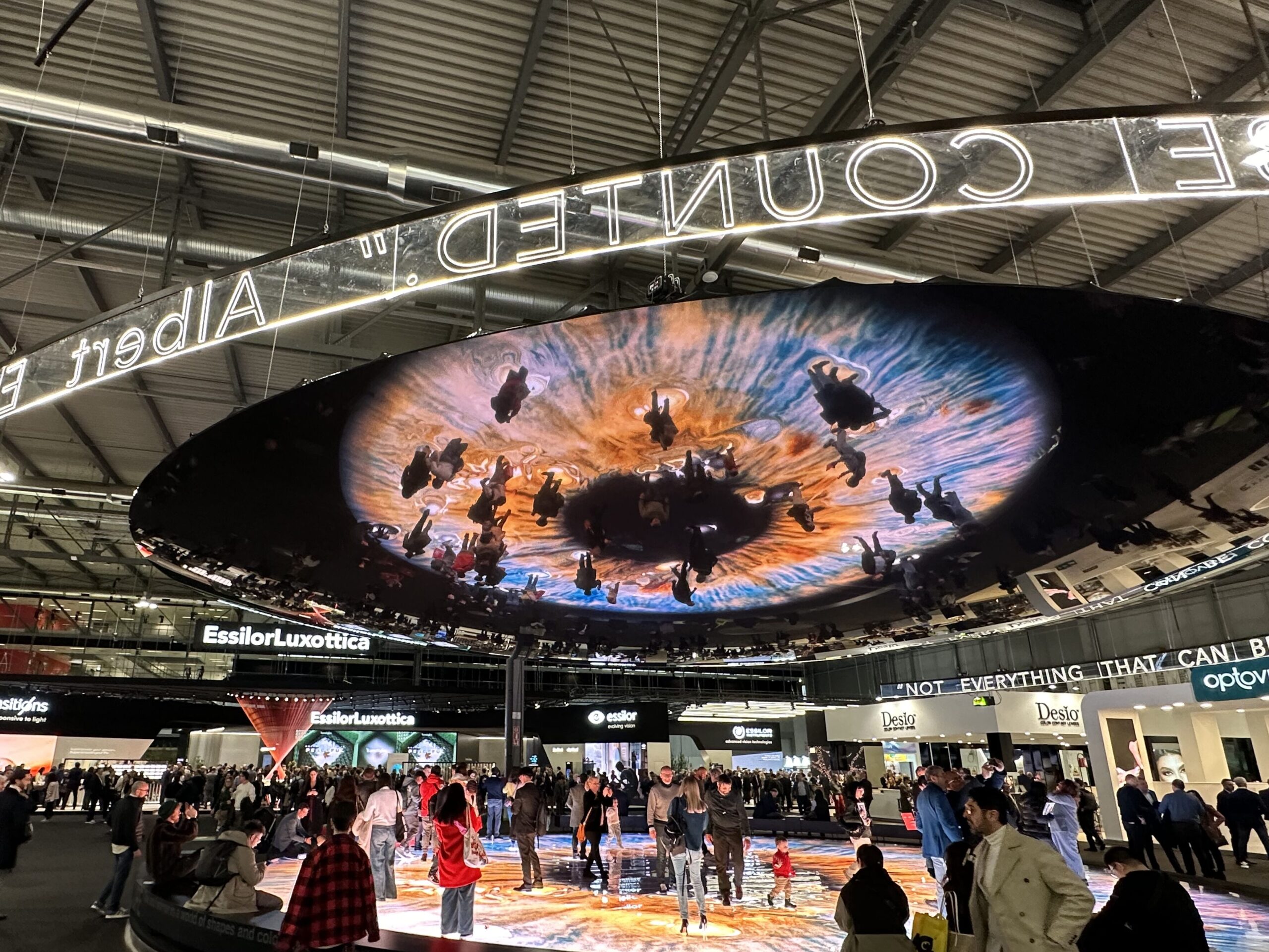 Grande installazione LED a MIDO 2025 con schermi riflettenti che creano un effetto immersivo per i visitatori della fiera.