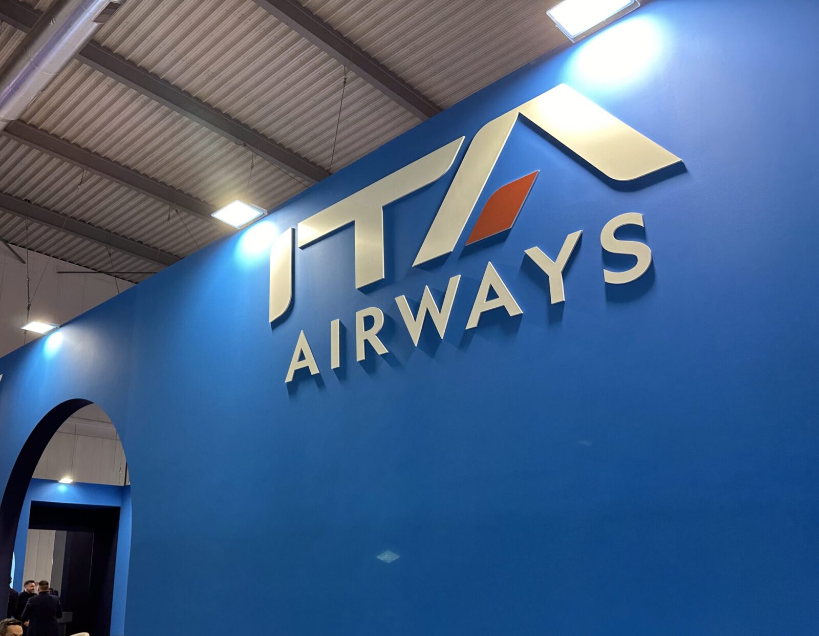 Dettaglio dello stand di ITA Airways alla BIT 2025 nel Padiglione 9 di Fiera Milano Rho