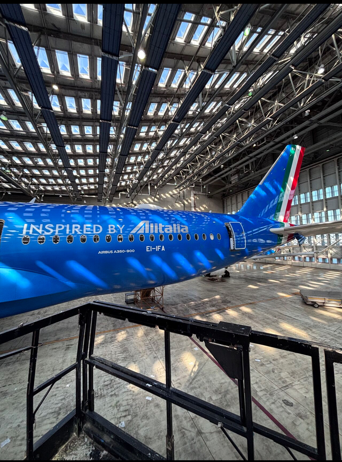 Airbus A350 ITA Airways con sticker “Inspired by Alitalia” nell’hangar di manutenzione.