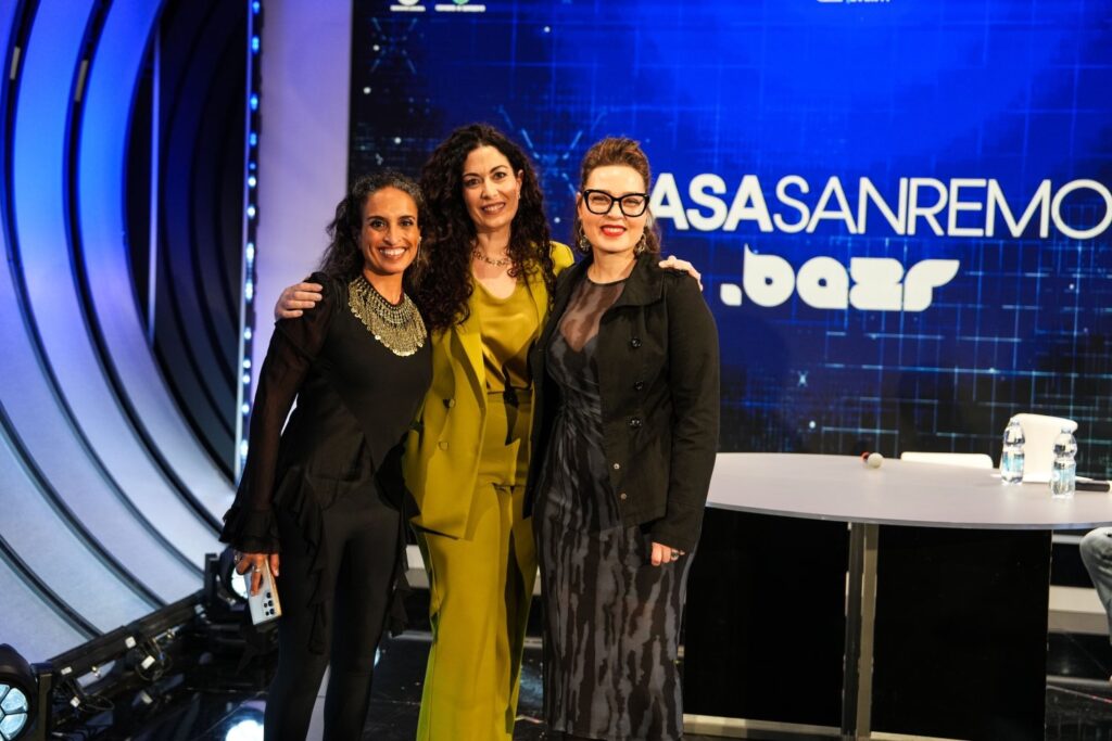 Noa e Mira Awad insieme alla giornalista Grazia Serra sul palco di Casa Sanremo 2024, in occasione del Festival di Sanremo.