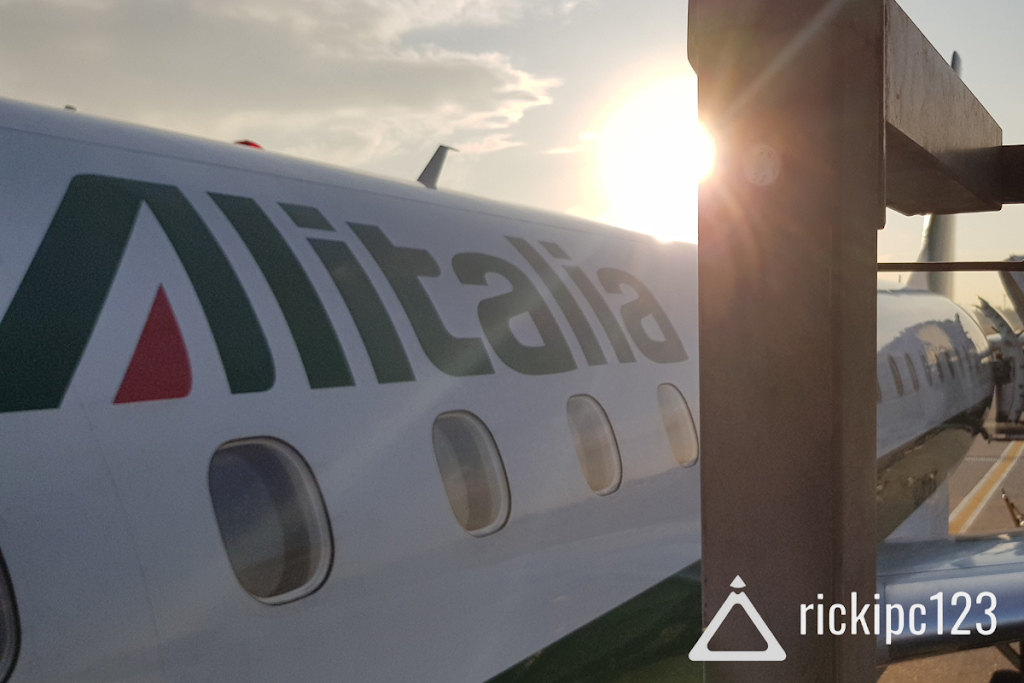 Embraer E175 ex Alitalia parcheggiato al tramonto, con il logo della compagnia ancora visibile sulla fusoliera. L'aereo rappresenta un'icona della storica compagnia italiana, il cui marchio resta di proprietà di ITA Airways.