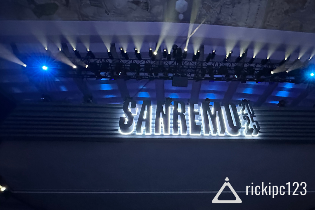 Il palco della galleria del Teatro Ariston illuminato con il logo di Sanremo 2025.