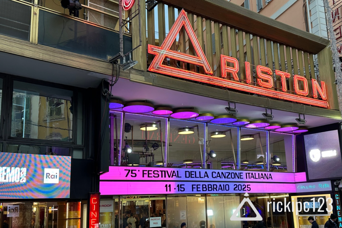 Facciata del Teatro Ariston illuminata per il 75° Festival di Sanremo, con il cartellone che indica le date dell’evento, dall'11 al 15 febbraio 2025.