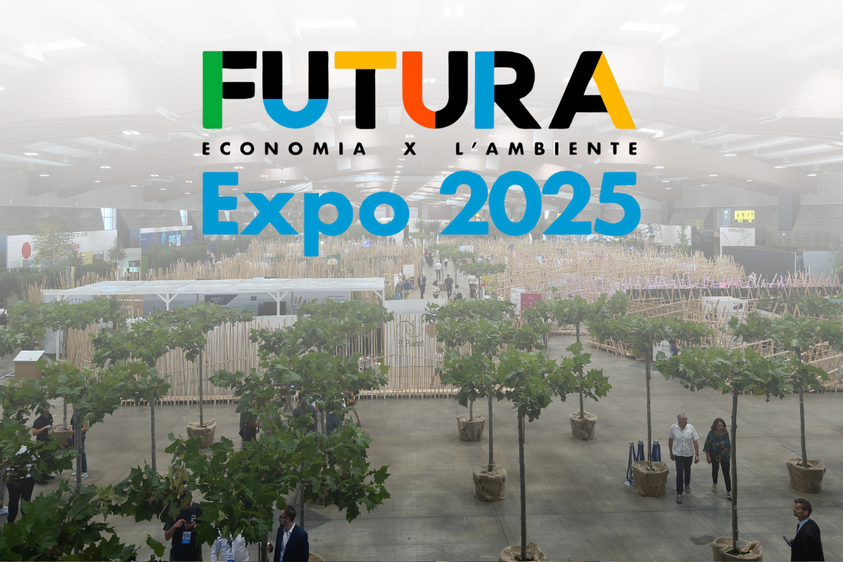 Logo di FUTURA Expo 2025 sovrapposto a una vista dell'area espositiva con allestimenti ecosostenibili e alberi