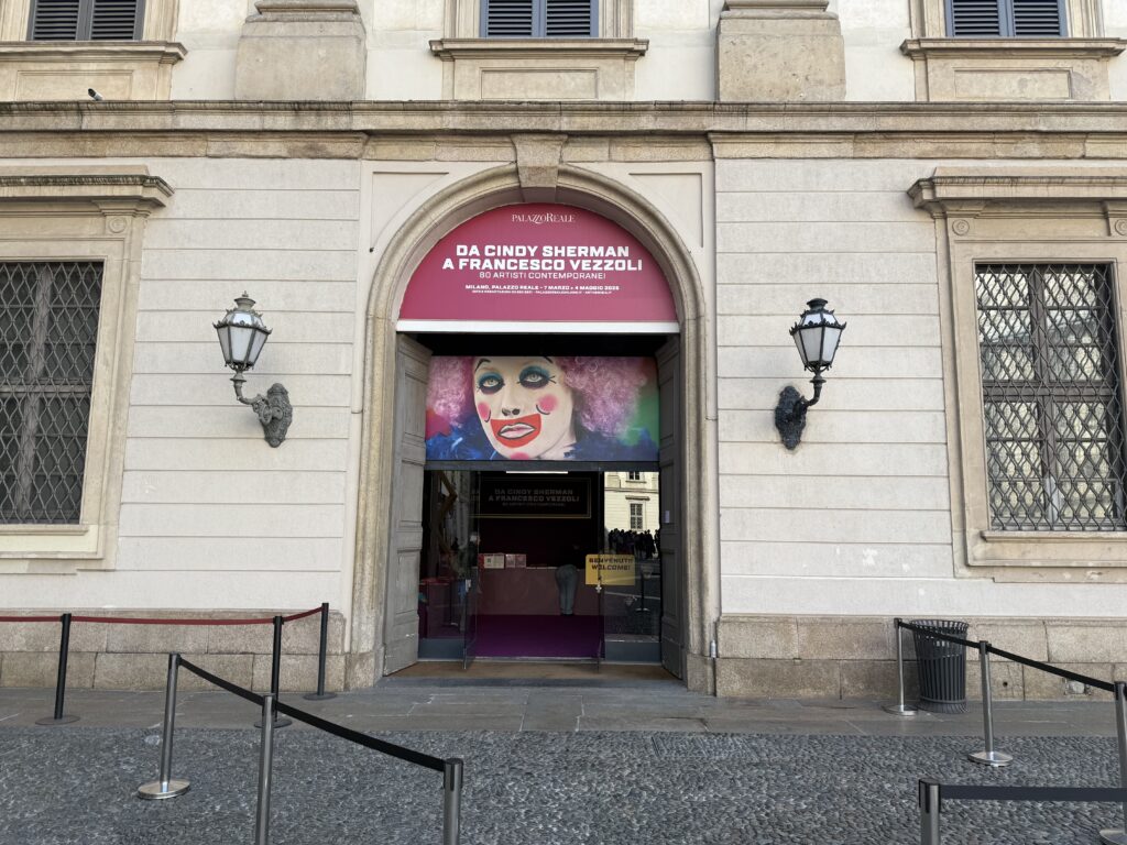 Ingresso della mostra “Da Cindy Sherman a Francesco Vezzoli. 80 artisti contemporanei” a Palazzo Reale di Milano