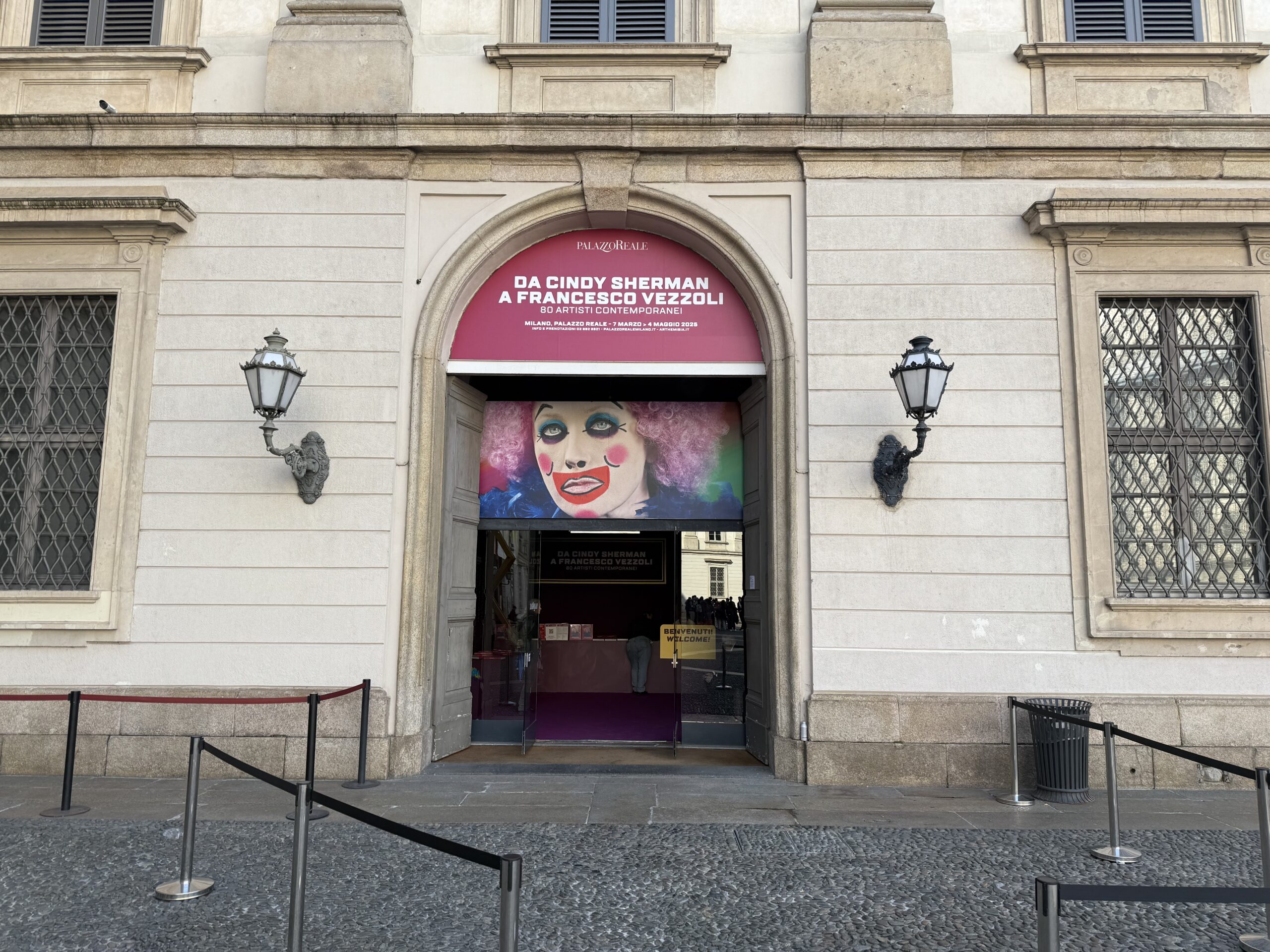 Ingresso della mostra “Da Cindy Sherman a Francesco Vezzoli. 80 artisti contemporanei” a Palazzo Reale di Milano