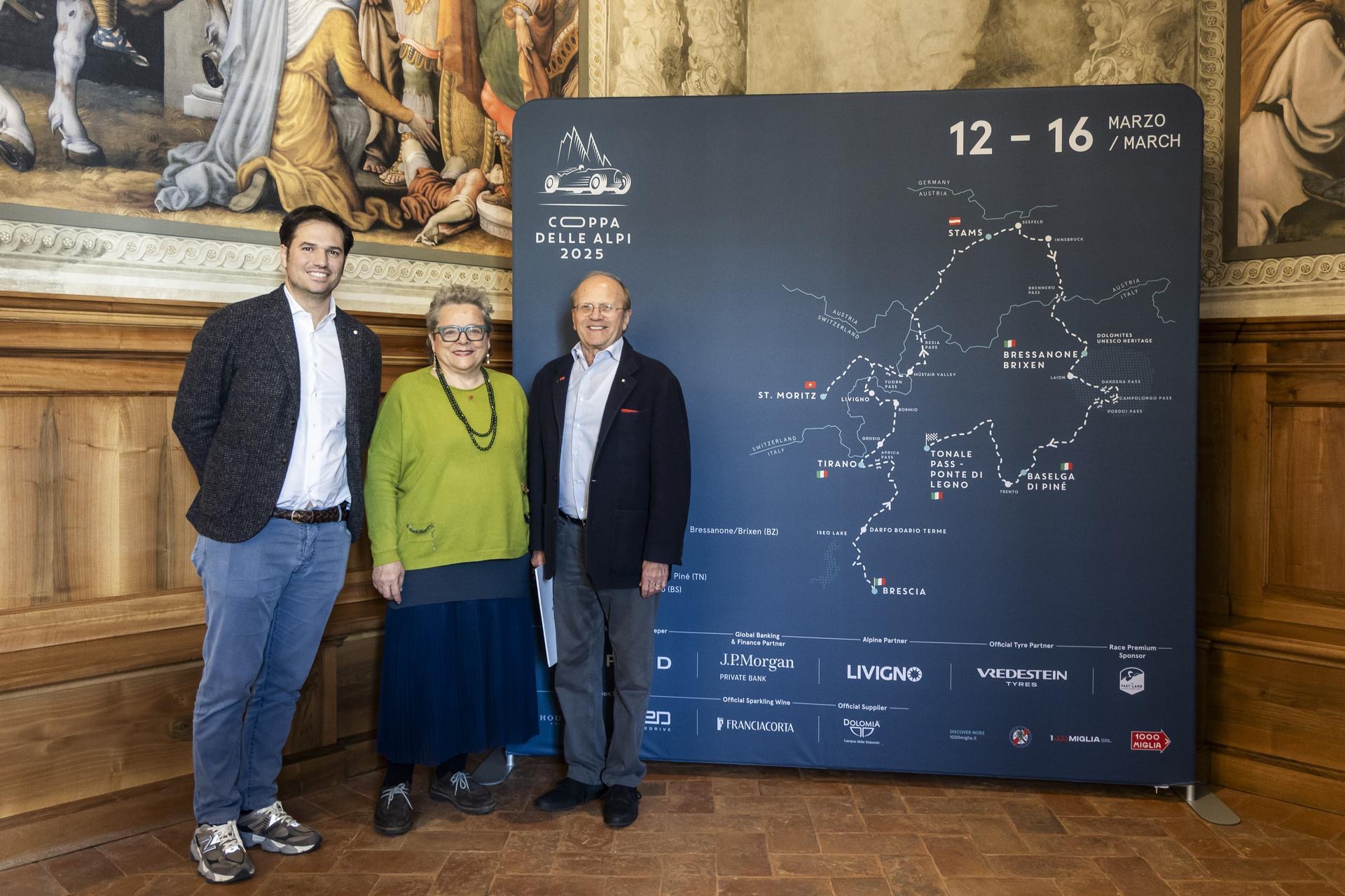 Conferenza stampa Coppa delle Alpi 2025: Beatrice Saottini, Aldo Bonomi e Alessandro Cantoni accanto alla mappa del percorso