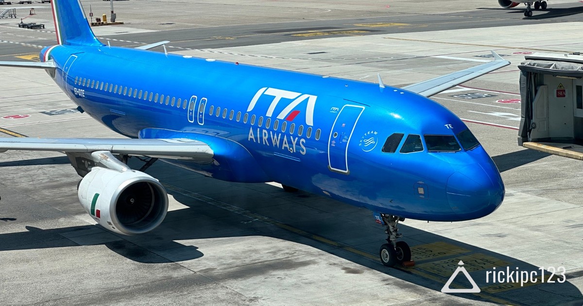 Aereo A320 ITA Airways all’aeroporto di Milano Linate, livrea blu con logo visibile EI-DTE